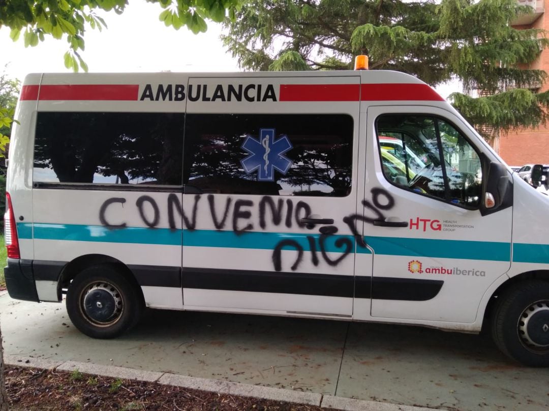 Encienden pastillas de barbacoa junto a las ruedas de una ambulancia en Palencia y causan daños al vehículo