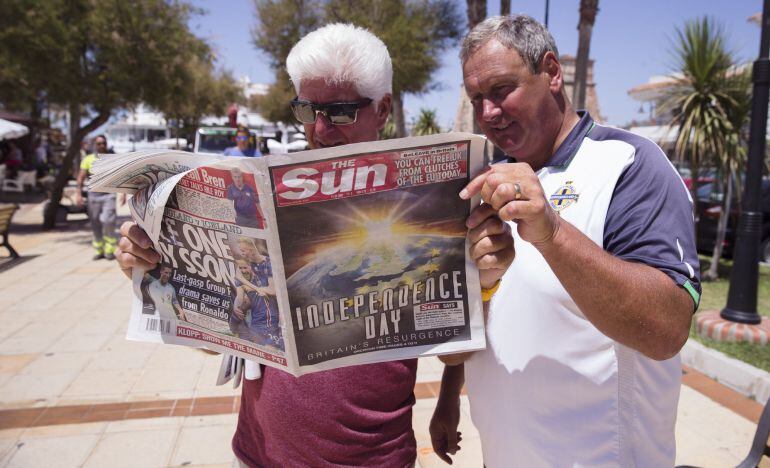 Unos británicos observan la portada del periódico &quot;The Sun&quot; donde se puede leer &quot;El día de la independencia&quot; en Mijas Costa, en Málaga