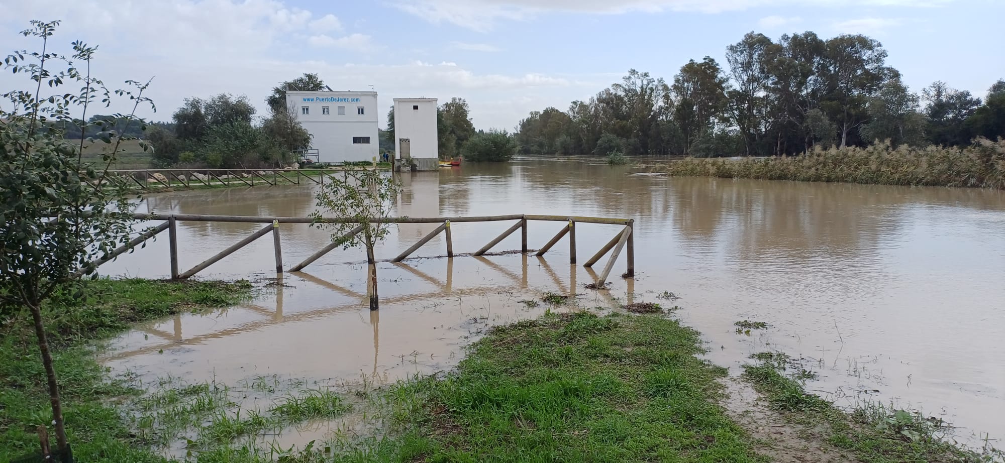 El río Guadalete a su paso por la barriada de La Corta, Jerez, en una imagen de archivo