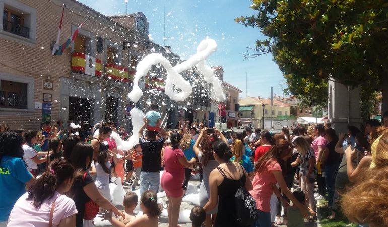 La fiesta de la espuma ha protagonizado las fiestas del municipio