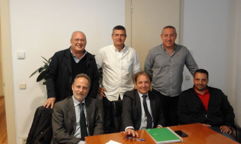 El diputado del PSOE, Salador de la Encina (Abajo a la izquierda) junto a los representantes de los sindicatos de la estiba