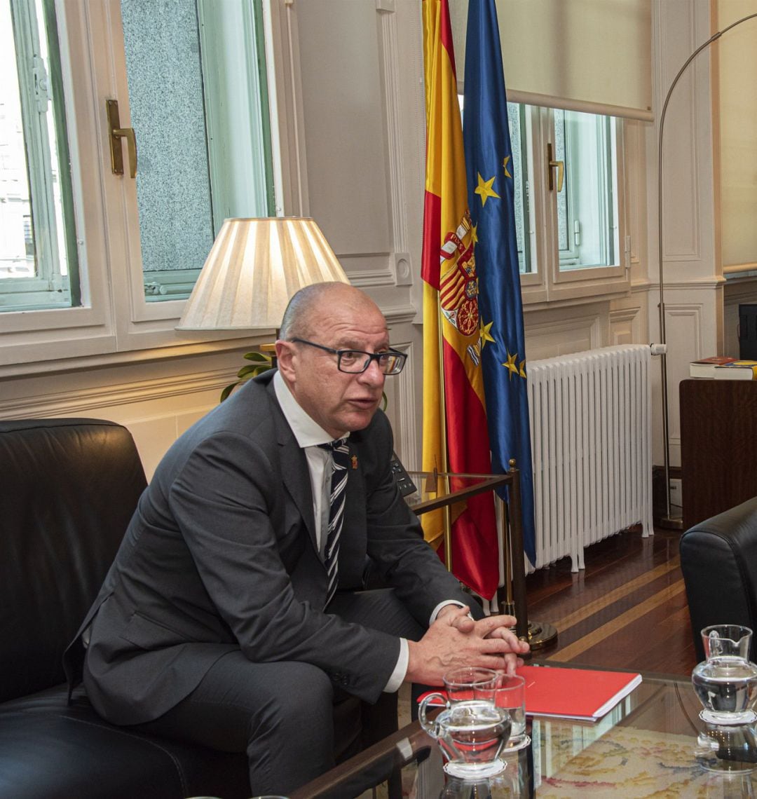 El consejero de Educación de la Comunidad Foral de Navarra, Carlos Gimeno, y la ministra de Educación y Formación Profesional, Isabel Celaá, durante una reunión en la sede del Ministerio, en Madrid. 