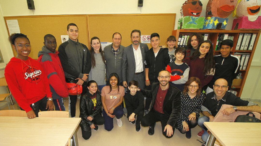 Alumnes, professors i polítics a l'institut Serrallarga