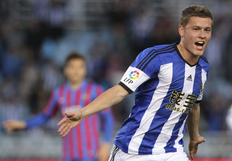 GRA550. SAN SEBASTIÁN, 01/05/2015.- El delantero islandés de la Real Sociedad Alfred Finnbogason celebra el gol marcado, el primero del equipo ante el Levante, durante el encuentro correspondiente a la jornada 35 de primera división que se disputa esta tarde en el estadio de Anoeta, en San Sebastián. EFE/Juan Herrero