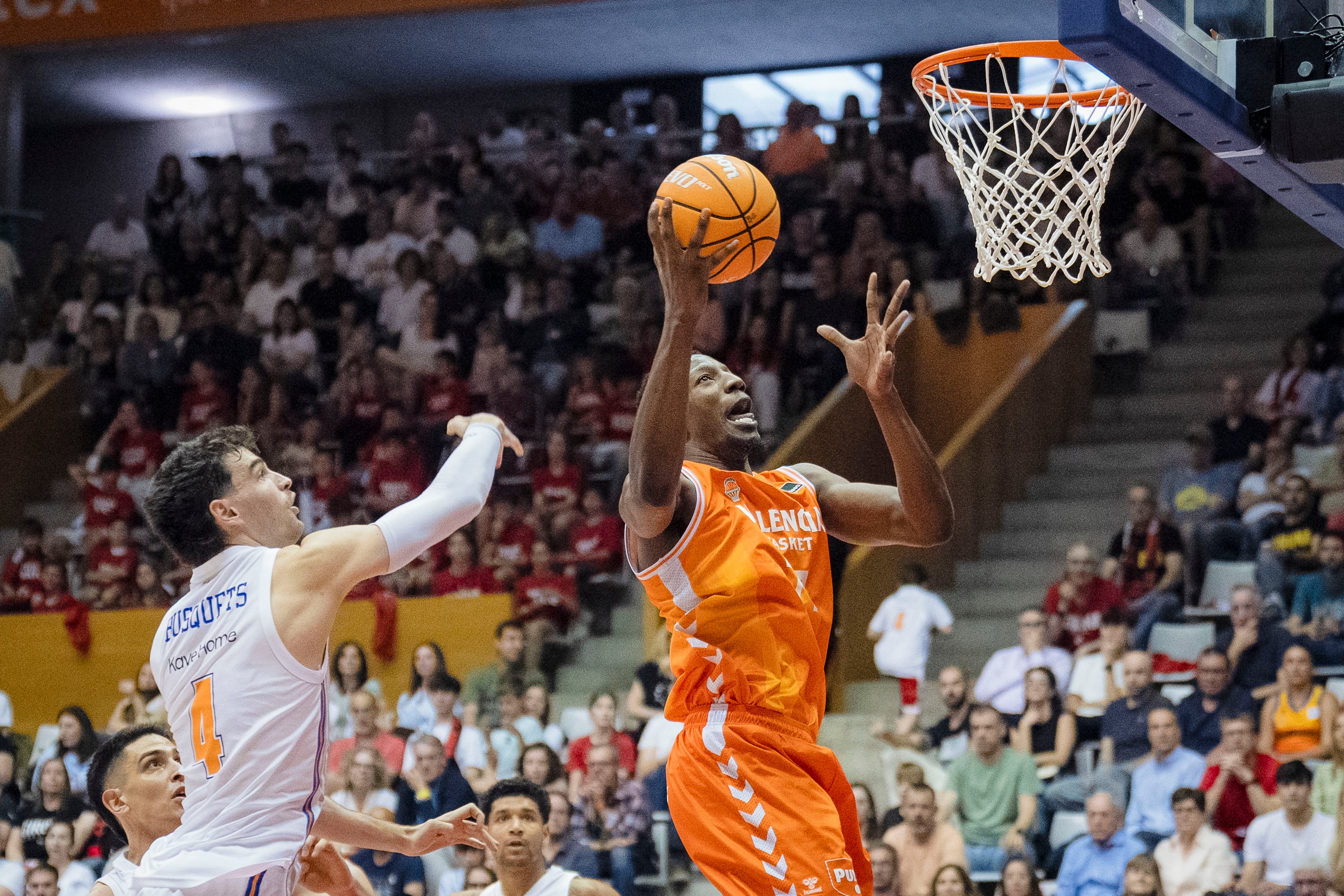 GIRONA , 19/04/2026.- El escolta del Basquet Girona Pep Busquets (i) defiende al pívot del Valencia Basket Yankuba Sima durante el partido de Liga Endesa de baloncesto que se disputa este domingo en el pabellón de Fontajau, en Girona. EFE/David Borrat.