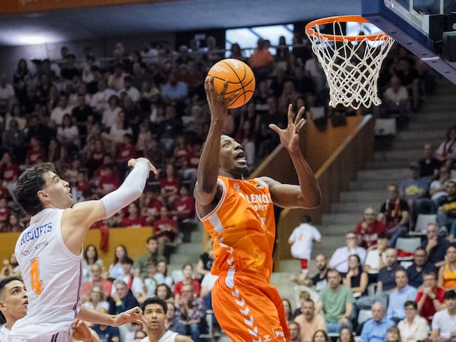 GIRONA , 19/04/2026.- El escolta del Basquet Girona Pep Busquets (i) defiende al pívot del Valencia Basket Yankuba Sima durante el partido de Liga Endesa de baloncesto que se disputa este domingo en el pabellón de Fontajau, en Girona. EFE/David Borrat.