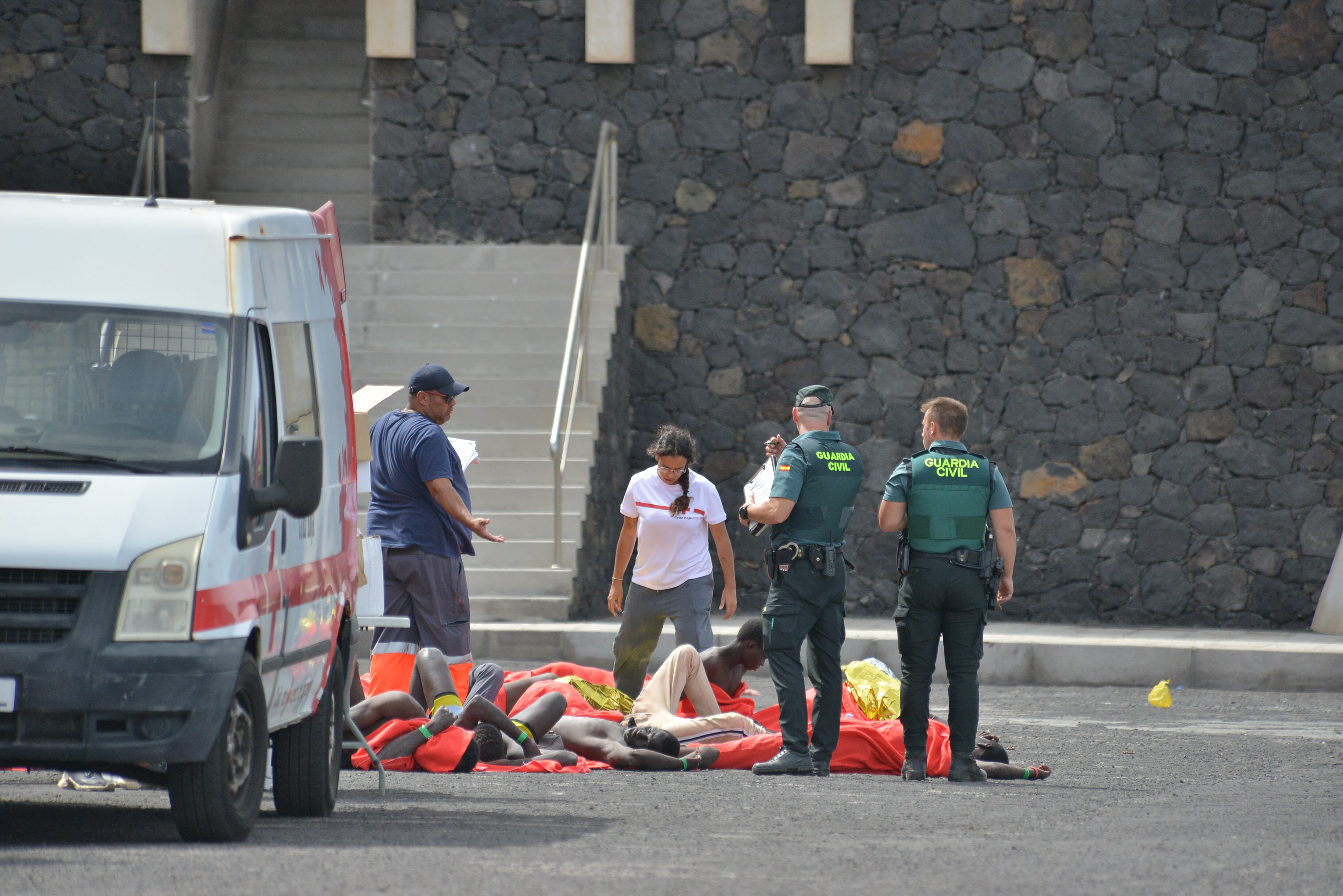 GRAFCAN7764. EL PINAR (EL HIERRO) (ESPAÑA), 04/10/2023.-- Un nuevo cayuco, el sexto en dos días, ha llegado por sus propios medios este miércoles al puerto de La Restinga, en El Hierro, con 43 migrantes de origen subsahariano a bordo. EFE/Gelmert Finol
