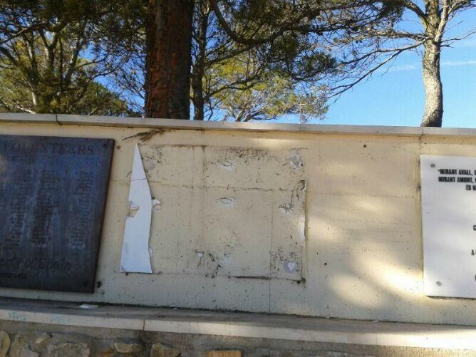 Així ha quedat el mur on eren les plaques ara arrancades