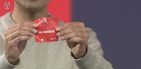 El ex azulgrana Etxeita ha sido la mano inocente en sacar la bola de la SD Huesca