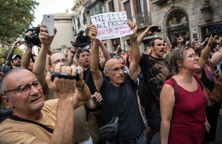 Vecinos de Barcelona expulsan a grupos antifascistas de la Rambla.