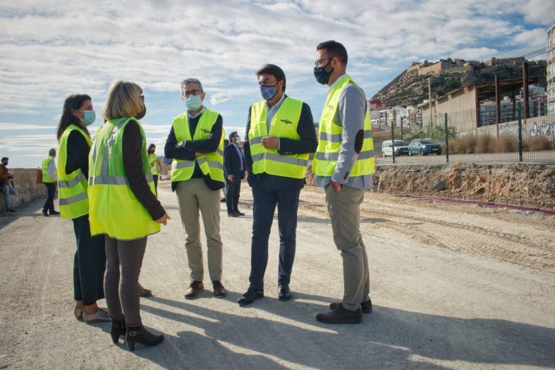 El conseller Arcadi España, el alcalde Luis Barcala y el edil Adrián Santos durante la visita a las obras del Paseo de Gomiz