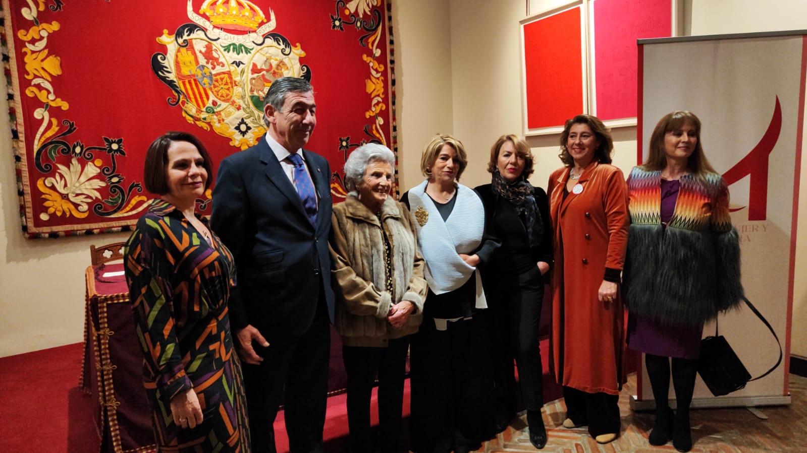 La presidenta de la Asociación Mujer y Tauromaquia, María Domecq -tercera por la izquierda-, junto al teniente hermano mayor de la Maestranza, Santiago de León y Domecq, y otras integrantes de la entidad