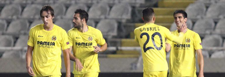 CYP11 NICOSIA (CHIPRE), 11/12/2014.- El delantero del Villarreal Gerard Moreno (d) celebra con sus compañeros el gol que marcó durante el partido del grupo A de la Liga Europa que enfrenta a su equipo contra el Apollon Limassol en el estadio GSP de Nicosi