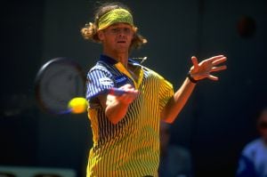 Kuerten ataviado con su característico polo amarillo.