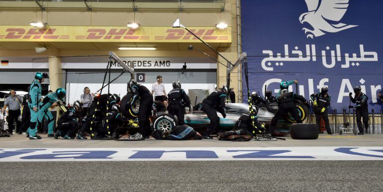 El Mercedes de Rosberg se detiene en el box para seguir rodando