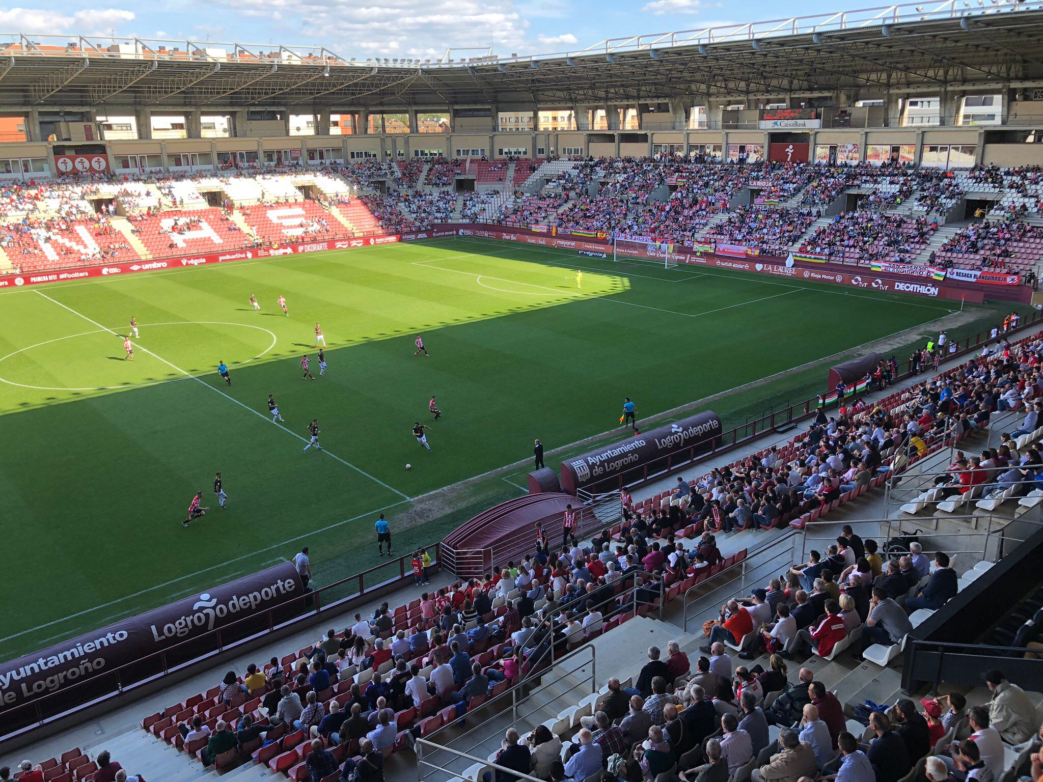 Las Gaunas registró una notable afluencia de público en el partido entre la UD Logroñés y el Zamora.