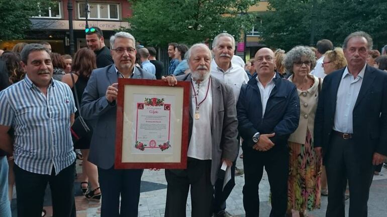 José Antonio García Santaclara, (tercero por la izquierda en la imagen), durante la recepción de una distinción a la Fundación Siloé en Gijón.