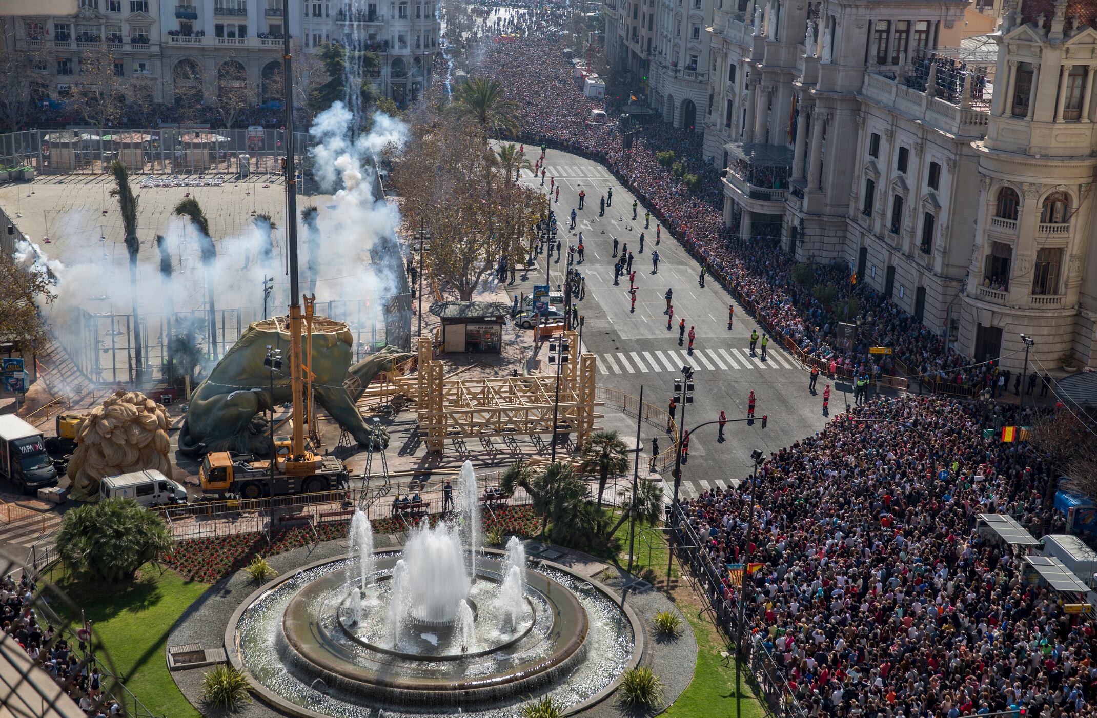 Imagen de archivo de una mascletá en la plaza del Ayuntamiento de València durante las Fallas