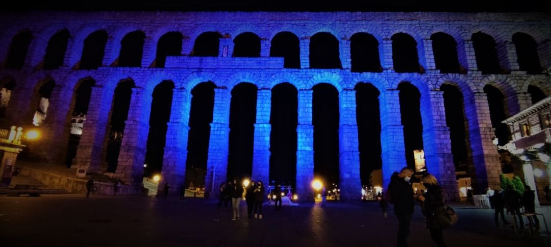 Acueducto de Segovia teñido de azul