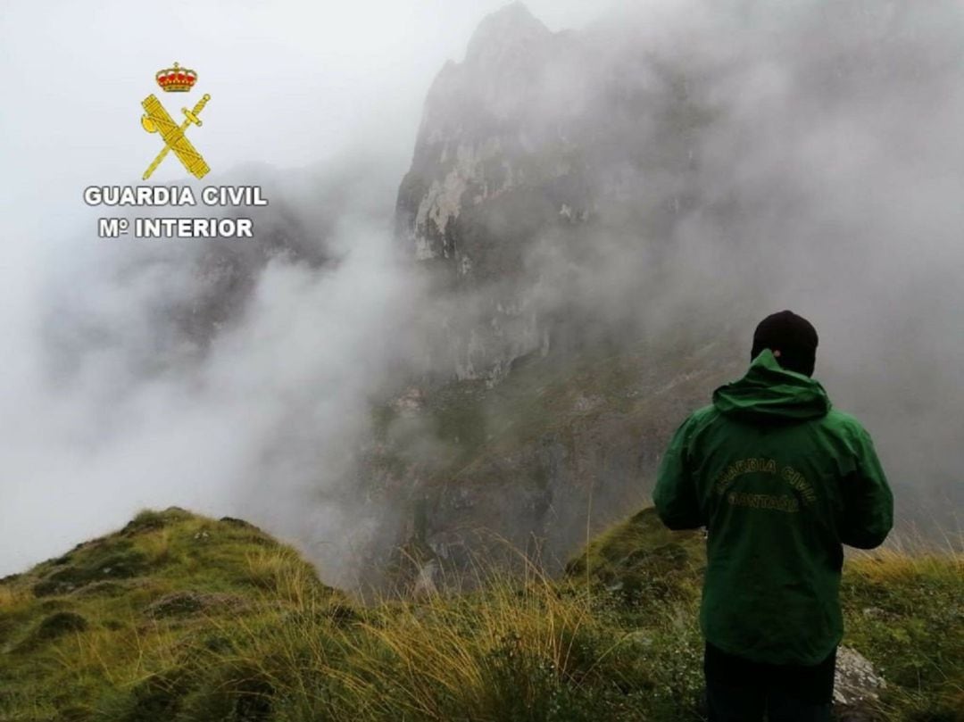 Archivo- Agente de la Guardia Civil en Picos de Europa