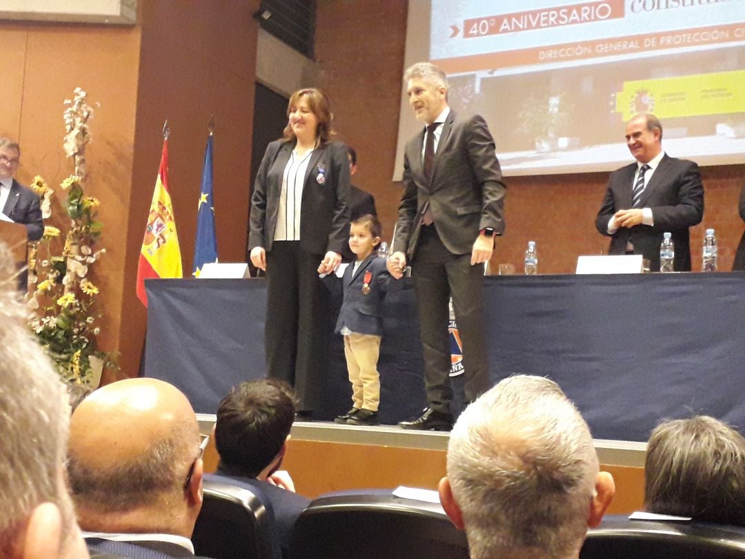 Luca y su profesora Elisa de la Riva, reciben el reconocimiento de manos del ministro de Interior