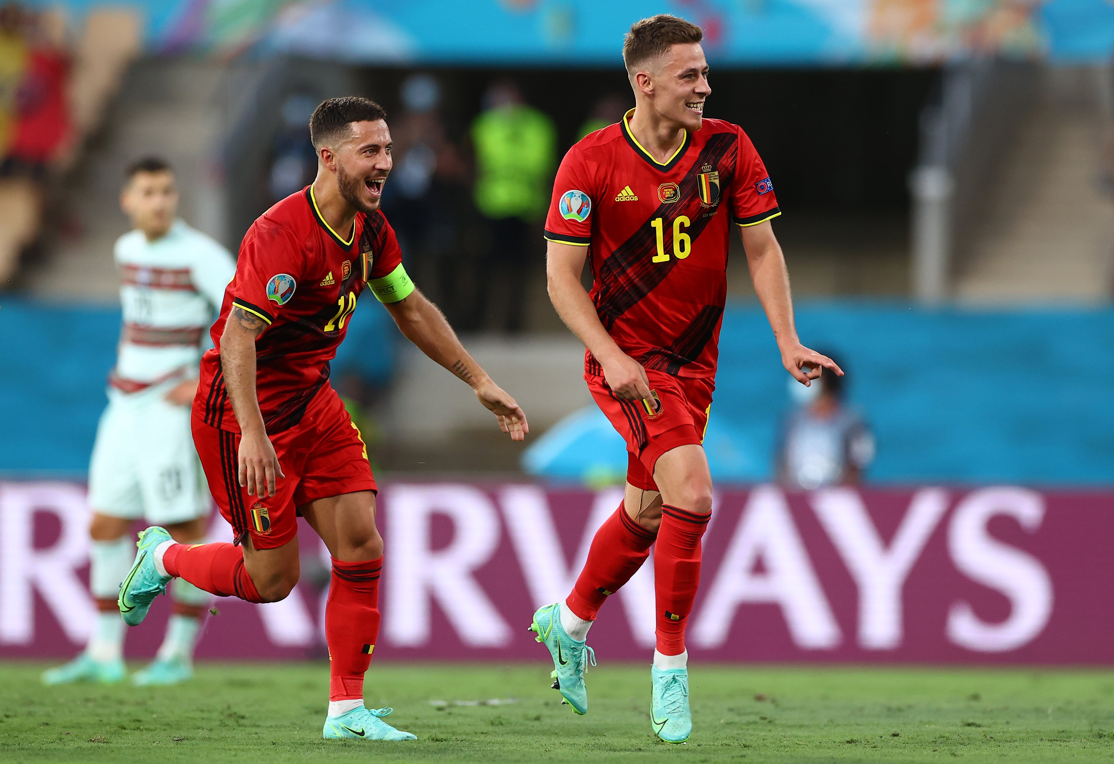 Thorgan y Eden Hazard celebran un gol con la selección belga, en 2021