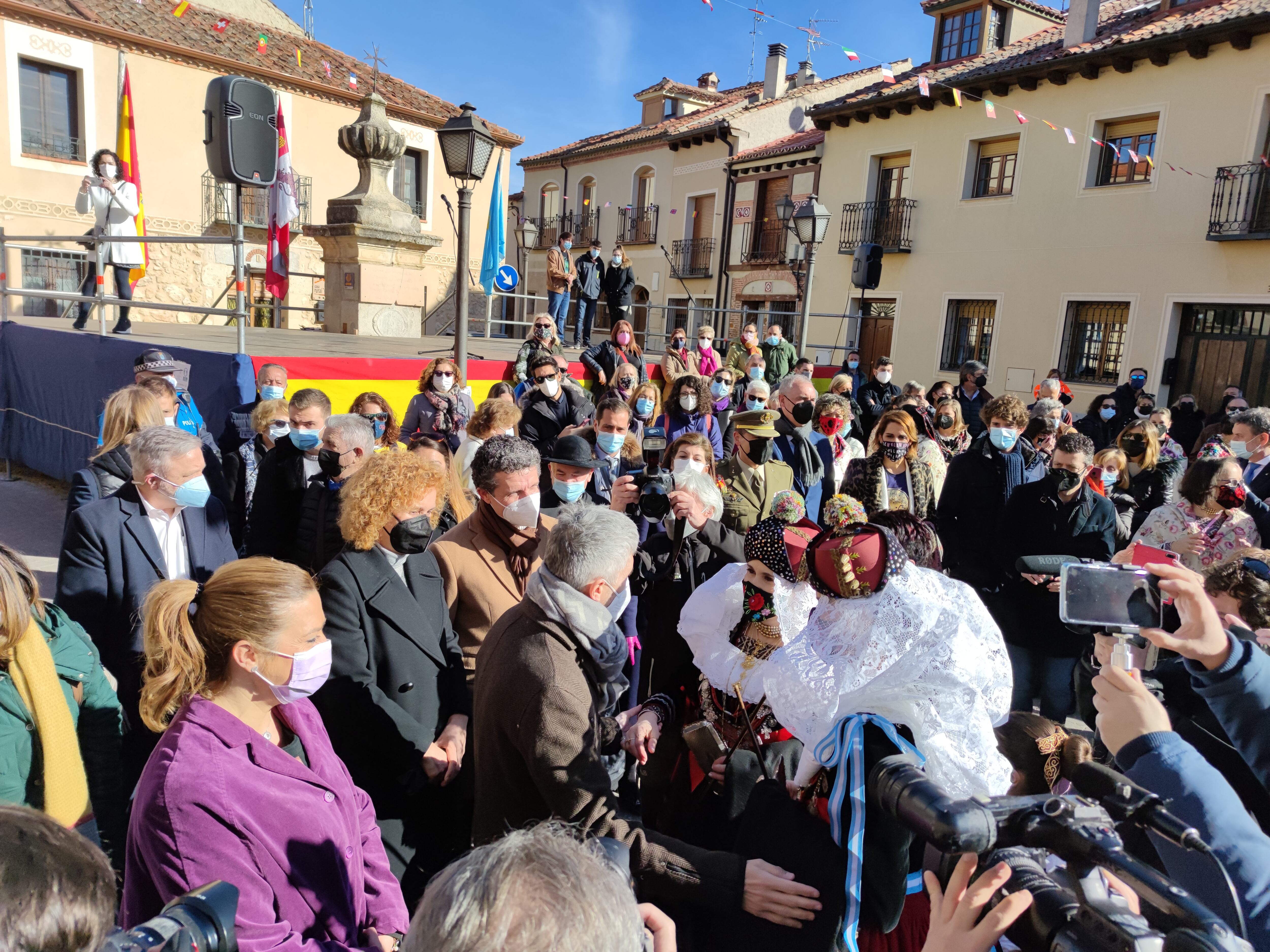 El ministro del Interior, Fernando Grande-Marlaska, saluda a las alcaldesas