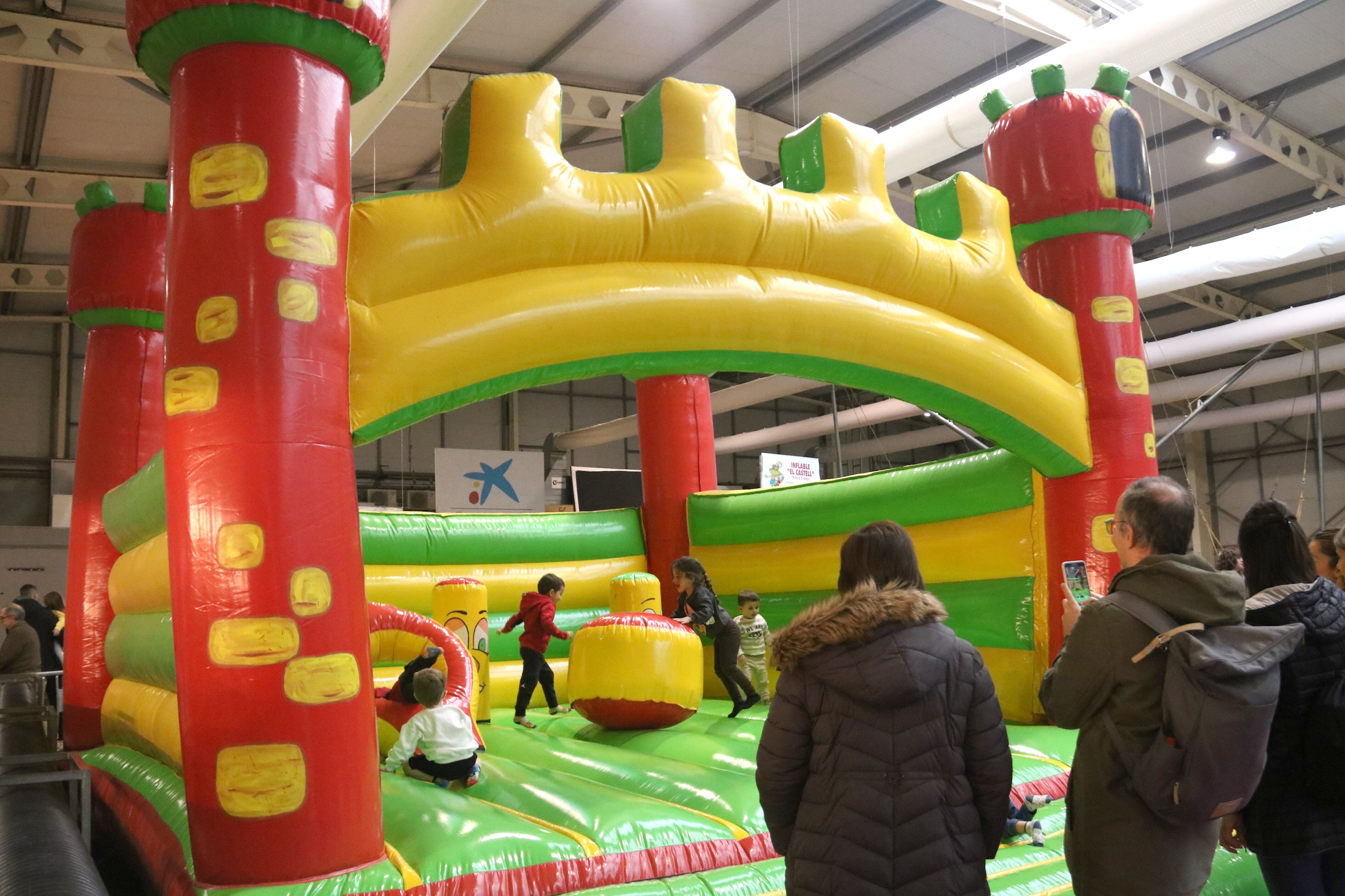 Els inflables i els tallers per aprendre a fer pa, del més concorregut al Cucalòcum, el saló de la infància i l'adolescència de Lleida, que aquest Nadal compleix 32 anys.