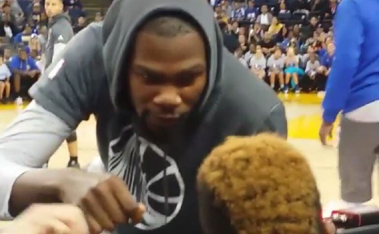 Kevin Durant aprovecha para comer unos nachos antes del partido de los Warriors