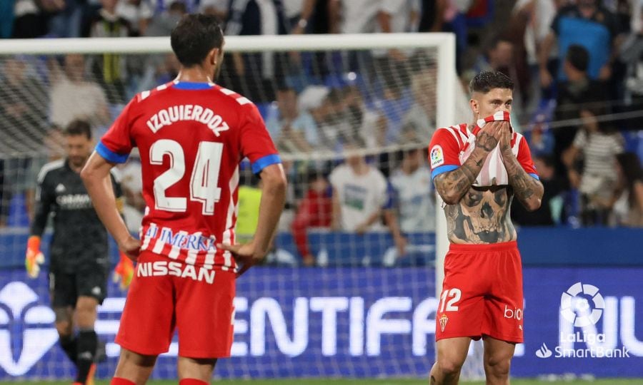 Cali Izquierdoz y Cristo González se lamentan durante el Zaragoza-Sporting.
