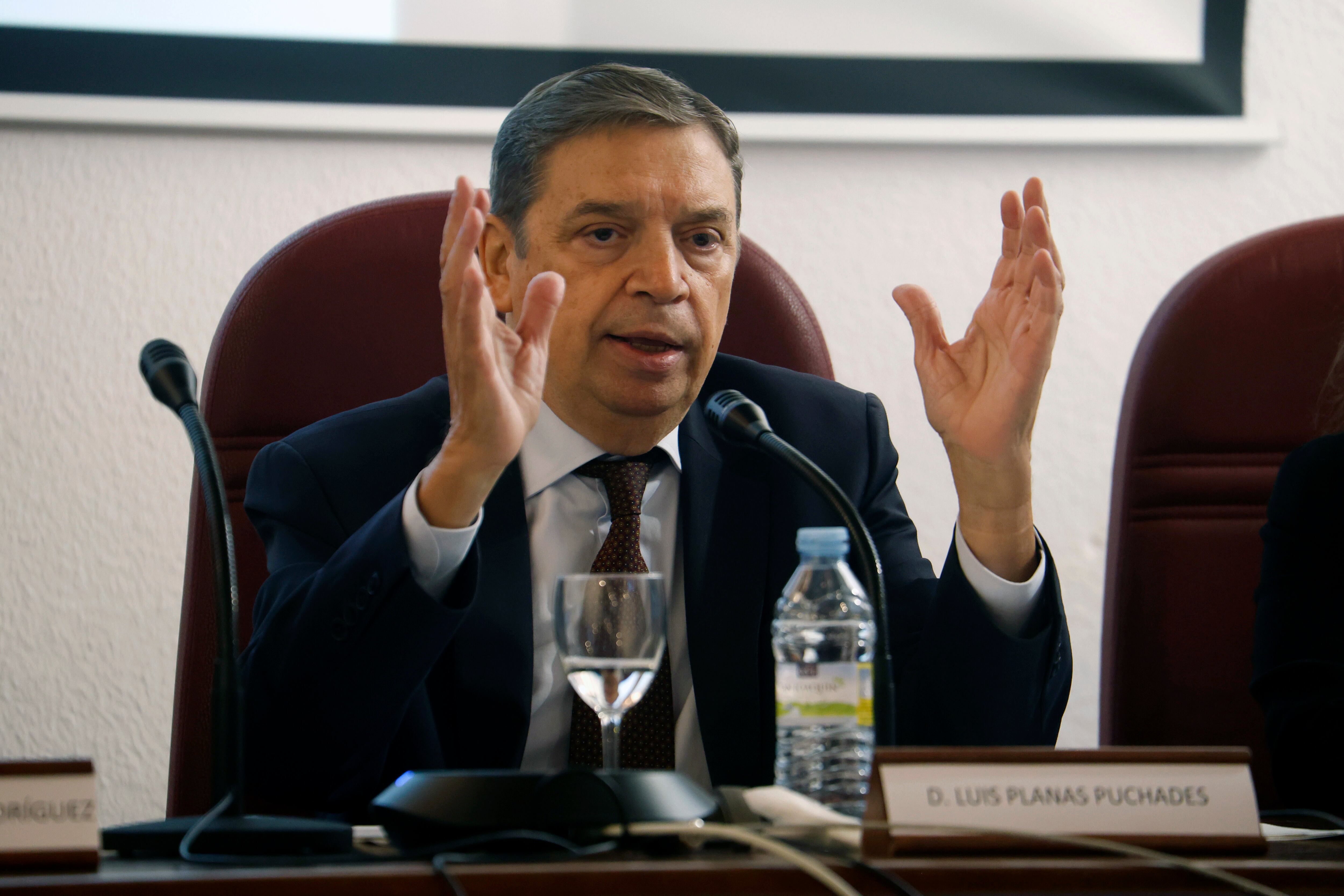 El ministro de Agricultura, Pesca y Alimentación, Luis Planas, durante la clausura este lunes del XXXVI Curso Superior de Estudio Europeo '40 años de la adhesión de España a la Unión Europea, balance político, económico y social', organizado por la Universidad de Córdoba. EFE/Salas