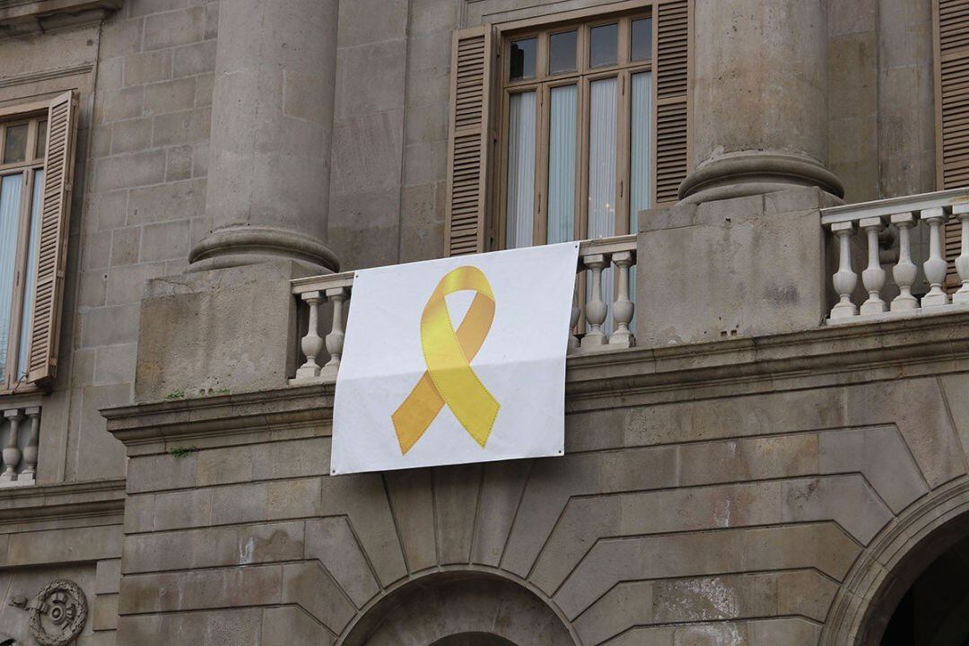 Colau vuelve a colgar el lazo amarillo en el Ayuntamiento de Barcelona