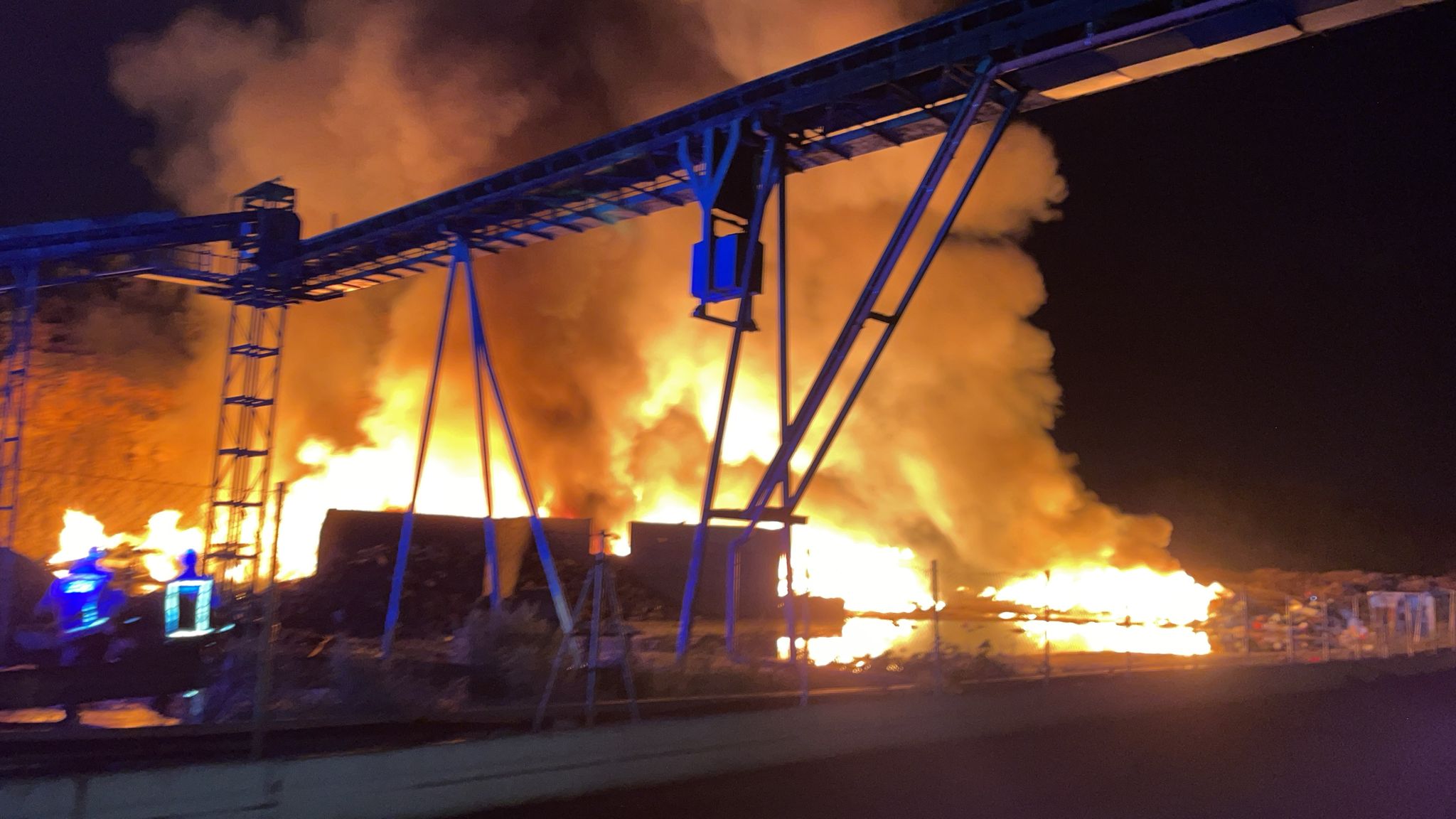 El incendio en la planta de reciclaje en Onda afecta a la zona de voluminosos