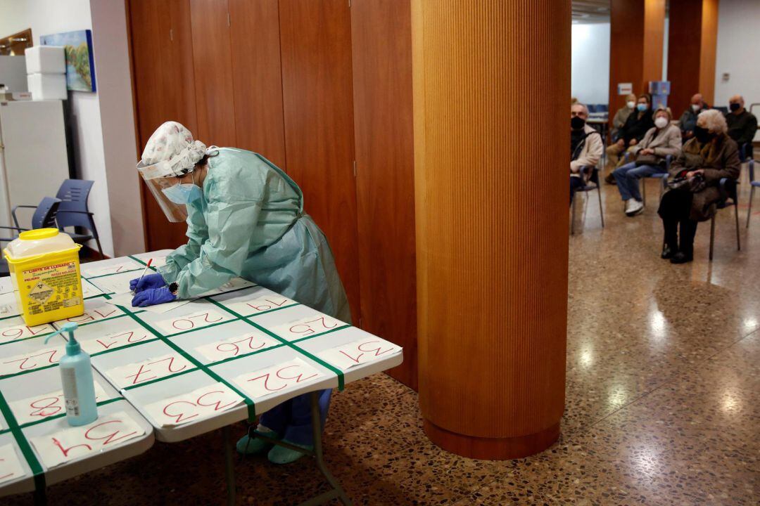 Profesionales sanitarios realizan test serológicos 