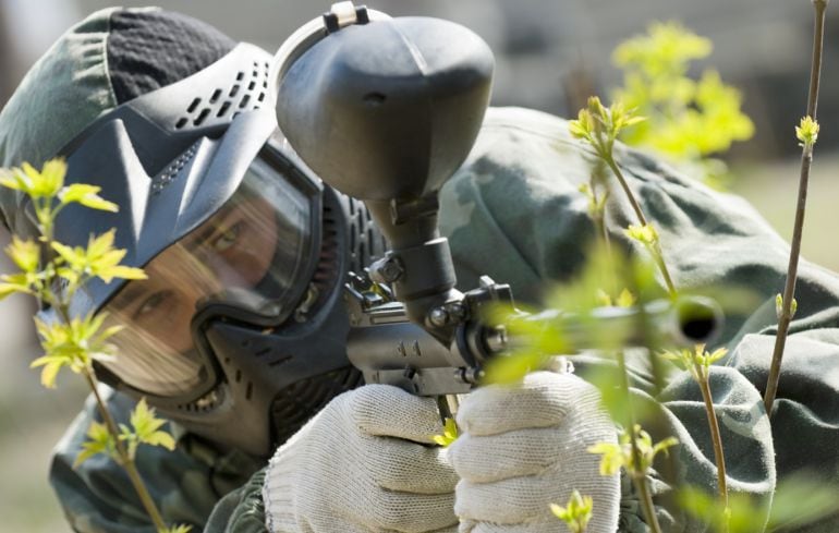 Un joven durante una partida de 'Paint ball'