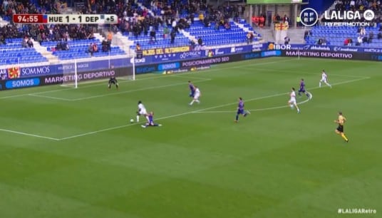 Jorge Pulido fue expulsado en esta acción del partido ante el Deportivo