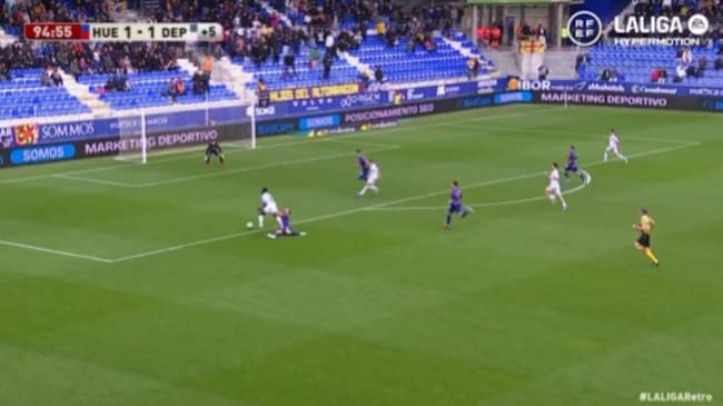 Jorge Pulido fue expulsado en esta acción del partido ante el Deportivo