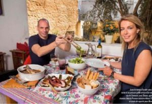 El matrimonio disfrutando de la comida.