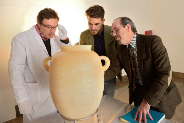 Recepción en el Museo Arqueológico de Granada de una importante pieza egipcia prestada para una exposición