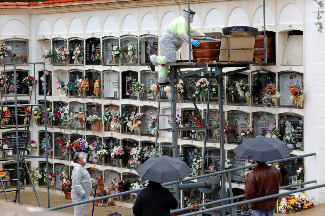 Operarios trabajando en un cementerio