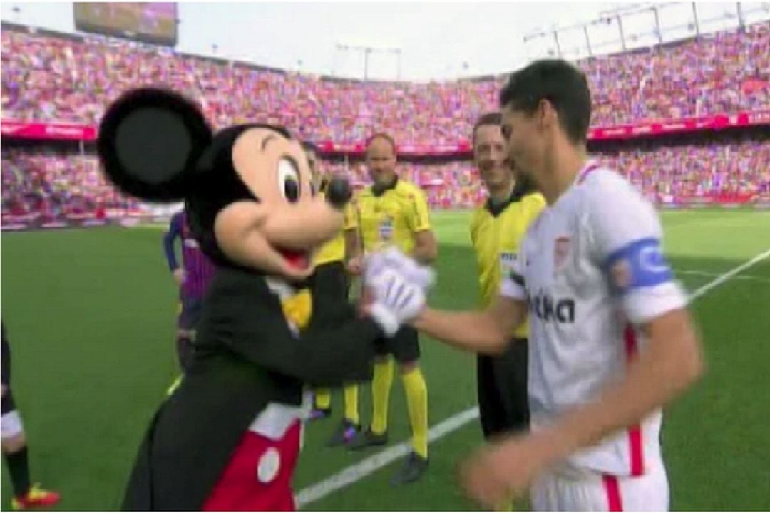 Mickey Mouse saluda a Jesús Navas antes del partido contra el Barcelona