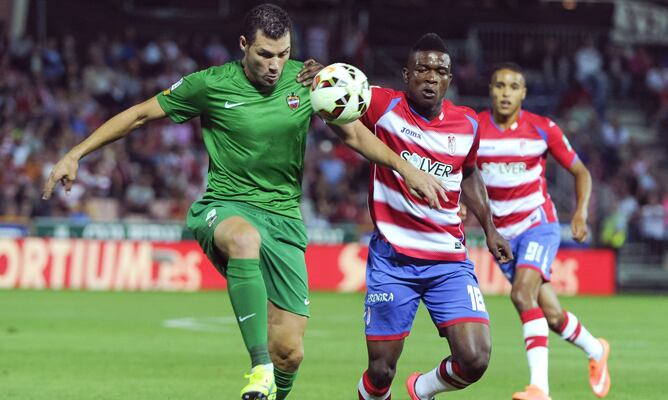 David Navarro y Jhon Córdoba disputan el balón durante la victoria del Levante.