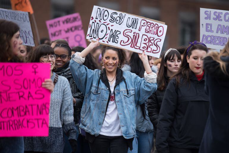 Varias chicas portan pancartas en la marcha de Madrid