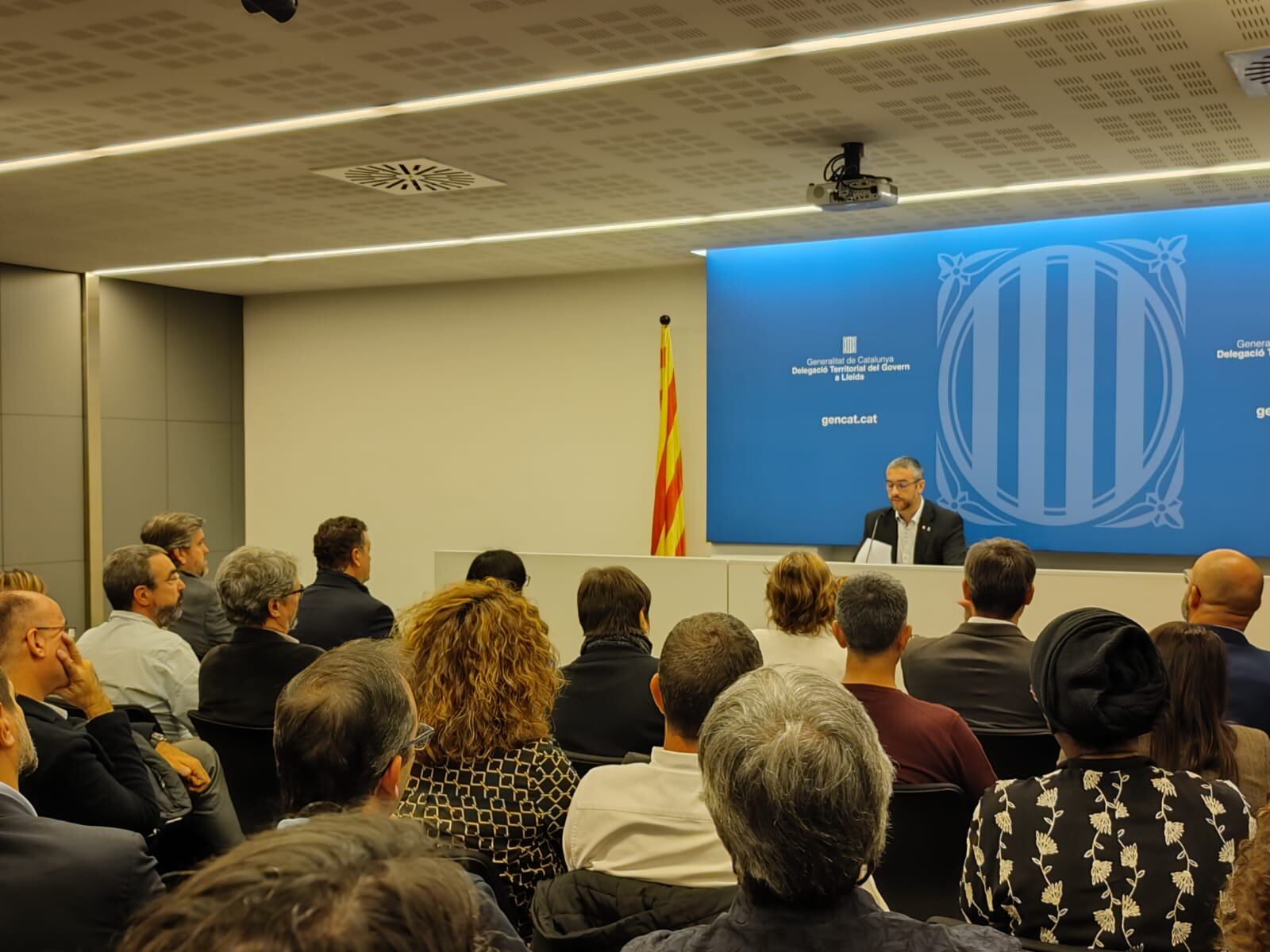 Bernat Solé, llegint el seu comiat davant un nombrós col·lectiu d'alcaldes -no només d'Esquerra- i càrrecs del partit a les comarques de Lleida. Foto: Ràdio Lleida.