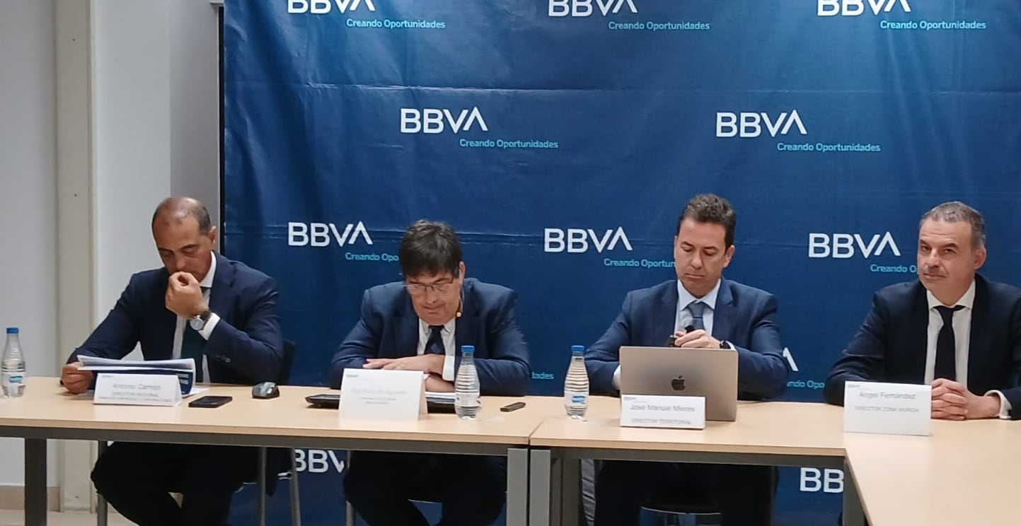 De izq. A dcha Ángel Fernández, director de zona de BBVA en Valencia; J. Manuel Mieres, Director Territorial Este de BBVA; Pep Ruiz de Aguirre, Economista Principal de BBVA Research para España y Antonio Carreto , Director Regional Este de BBVA
