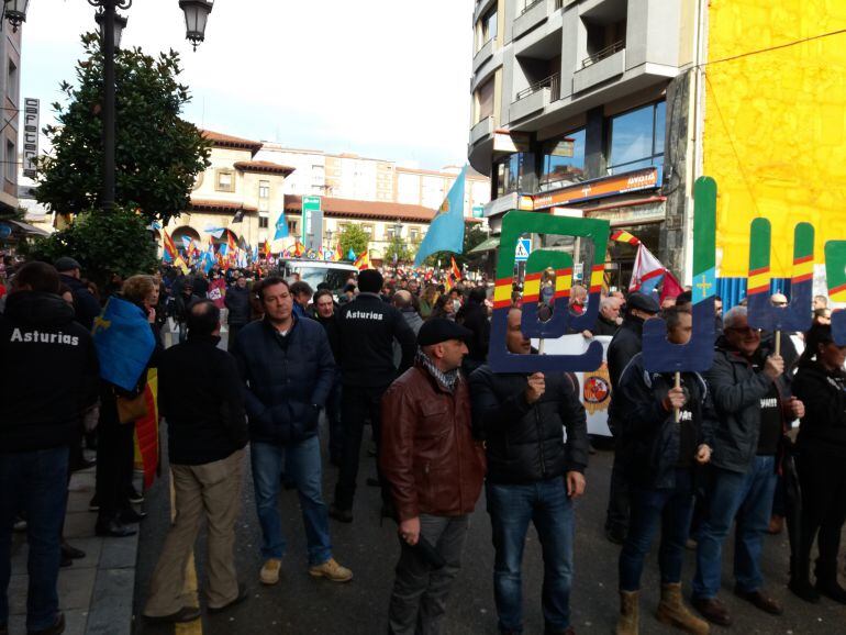 Participantes en la manifestación de JUSAPOL. Oviedo, esta mañana