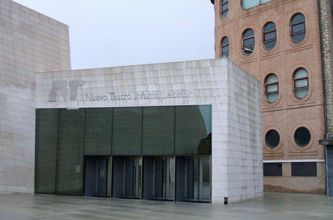 Acceso al Teatro Infanta Leonor.