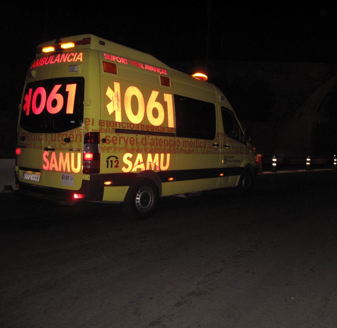 Una ambulancia del 061 circulando de noche.