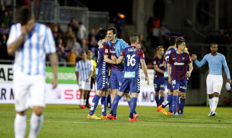 GRA420. Eibar (Gipuzkoa), 07/04/2015.- Los jugadores del Eibar celebran su victoria sobre el Málaga, a la finalización del encuentro correspondiente a la jornada 30 de primera división, que han disputado esta noche en el estadio de Ipurua, de la localidad armera. EFE/Javier Etxezarreta.