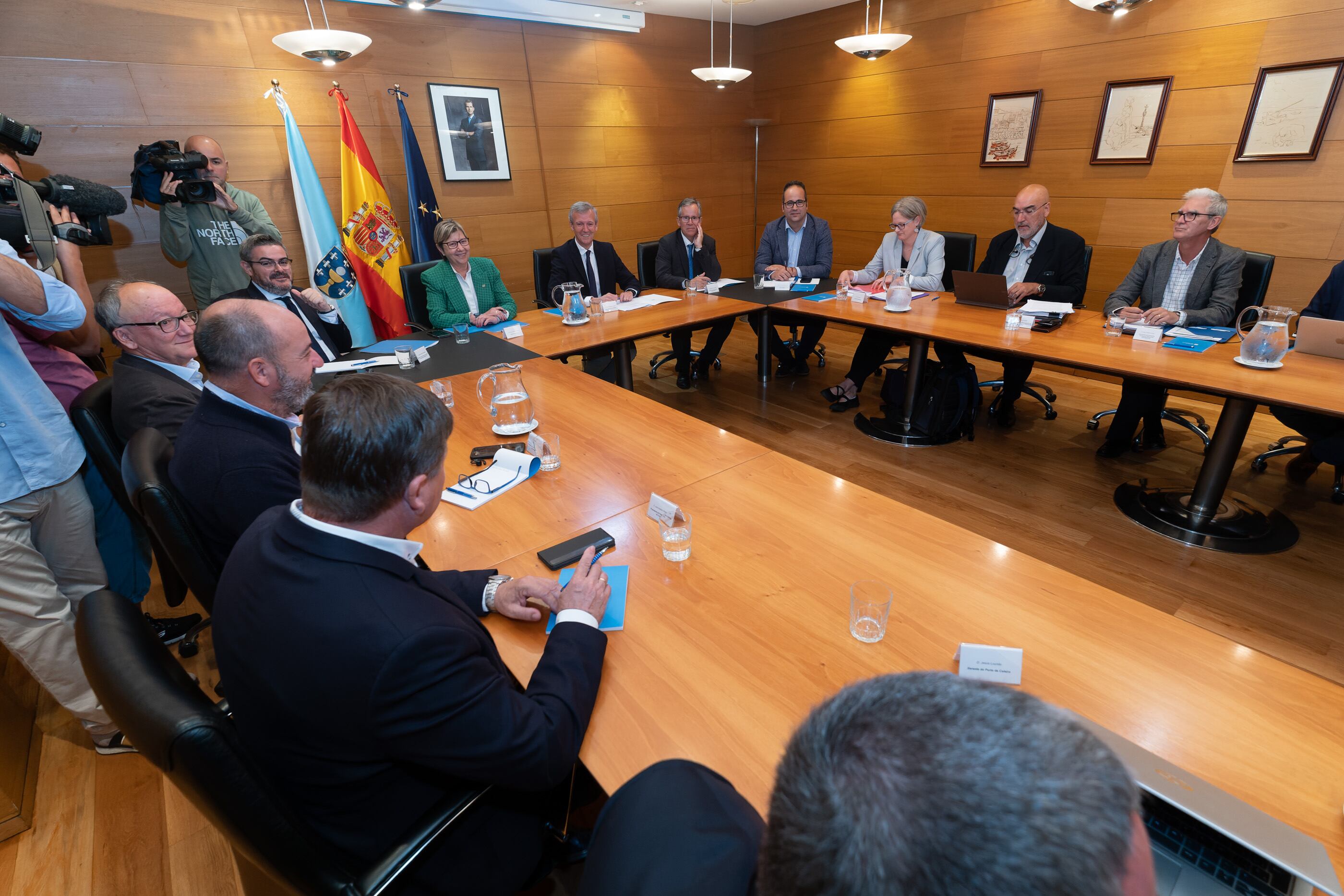 O titular do Goberno galego, Alfonso Rueda, preside unha reunión con representantes do sector da pesca de fondo e xuristas especializados. Edificio Administrativo de San Caetano, 20/09/22.